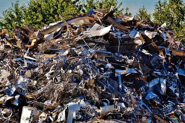 grote hoop schrootmetaal op een recyclingterrein