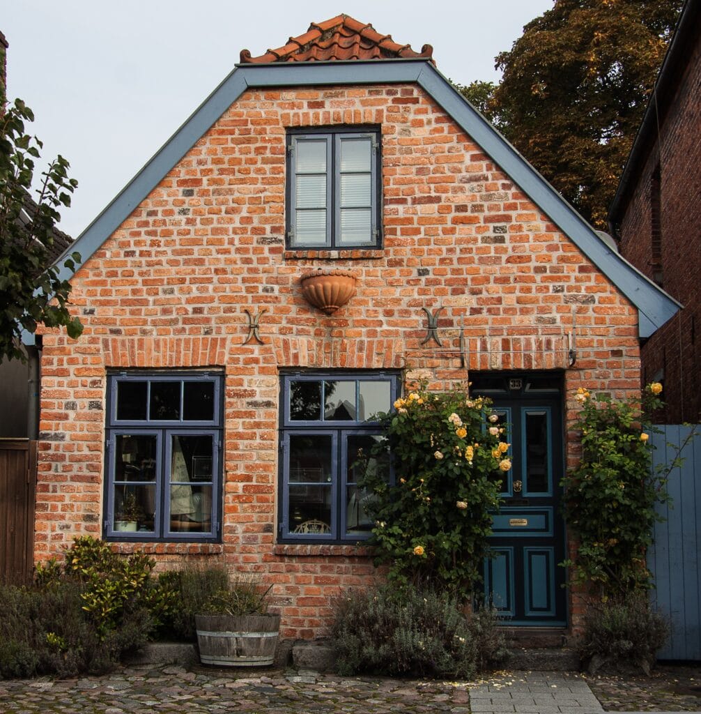 Woning met gemetselde gevel en vaste onderdelen verzekerd met een opstalverzekering
