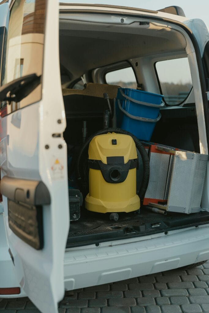 Laadruimte van een bestelauto met gereedschap en materialen