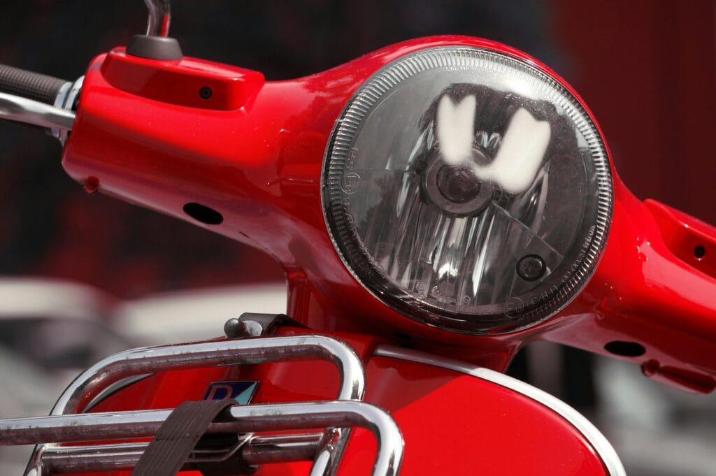 Close-up van een rode scooter passend bij een scooterverzekering